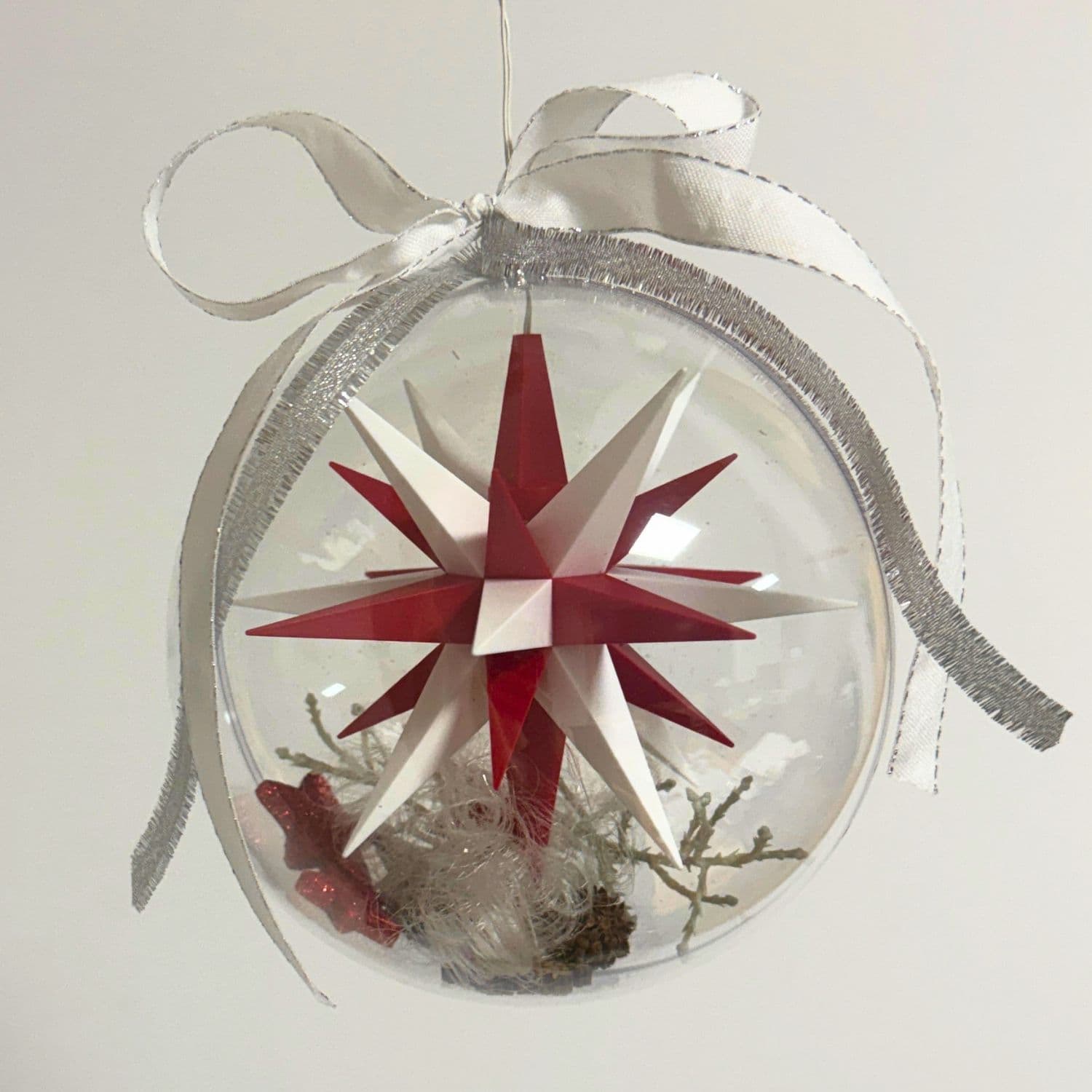 Original Herrnhuter Stern in Weihnachtskugel - rot/weiß