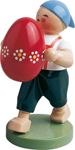 Junge mit großem Osterei