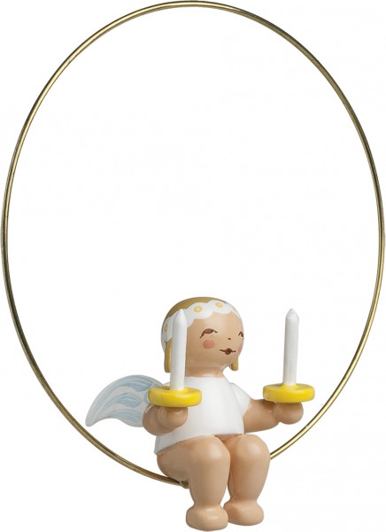 Margeritenengel im Ring mit zwei Kerzen