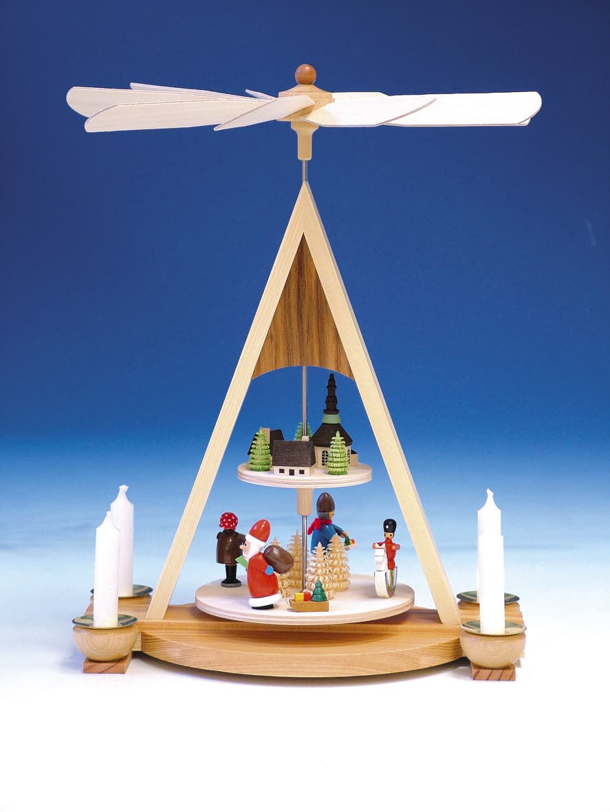 Pyramide mit Weihnachtsmann und Seiffener Dorf