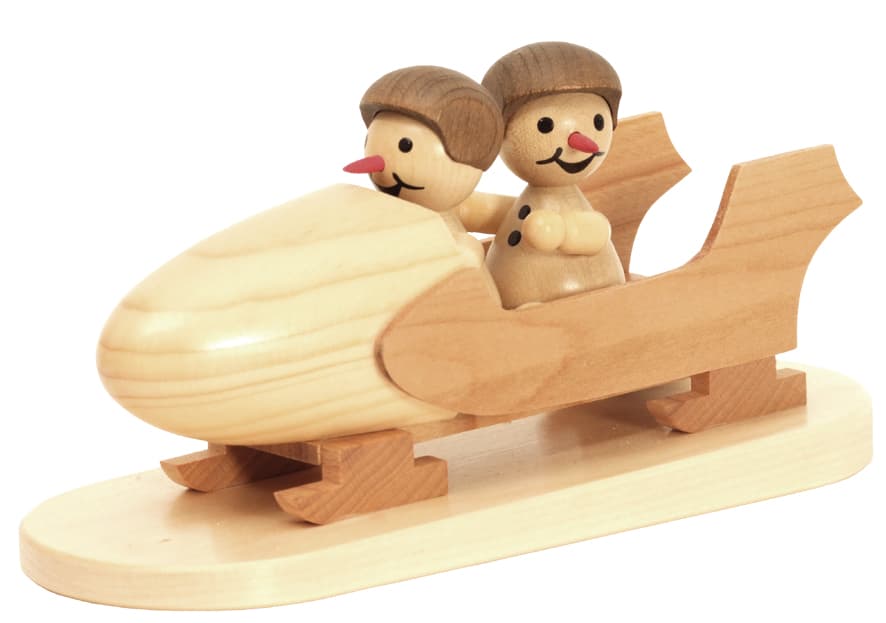 Schneemann Junior im Zweierbob mit Helm
