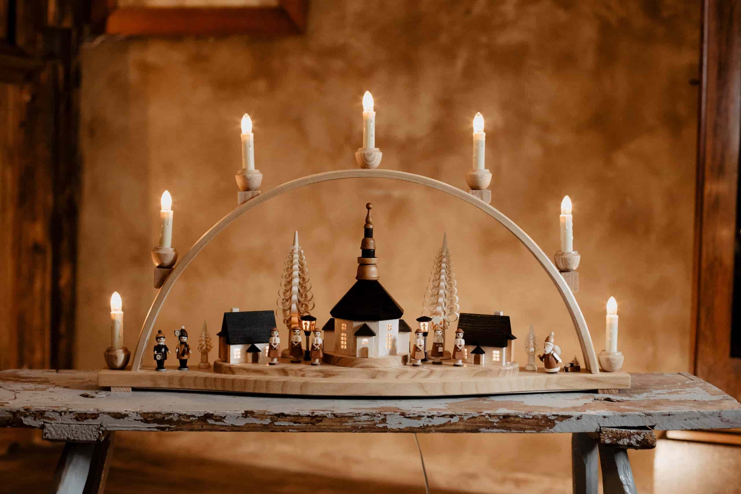 Schwibbogen Seiffener Motiv mit beleuchteten Laternen