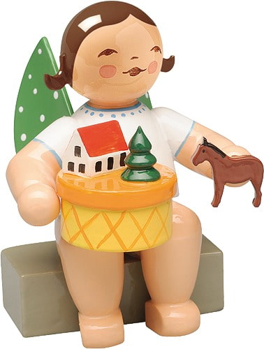 Engel im Spielzeugdorf, sitzend