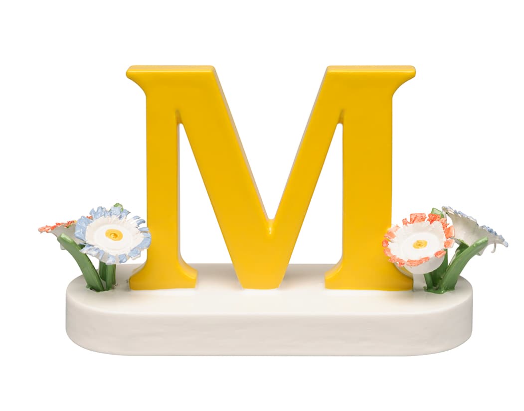 Buchstabe M, mit Blumen