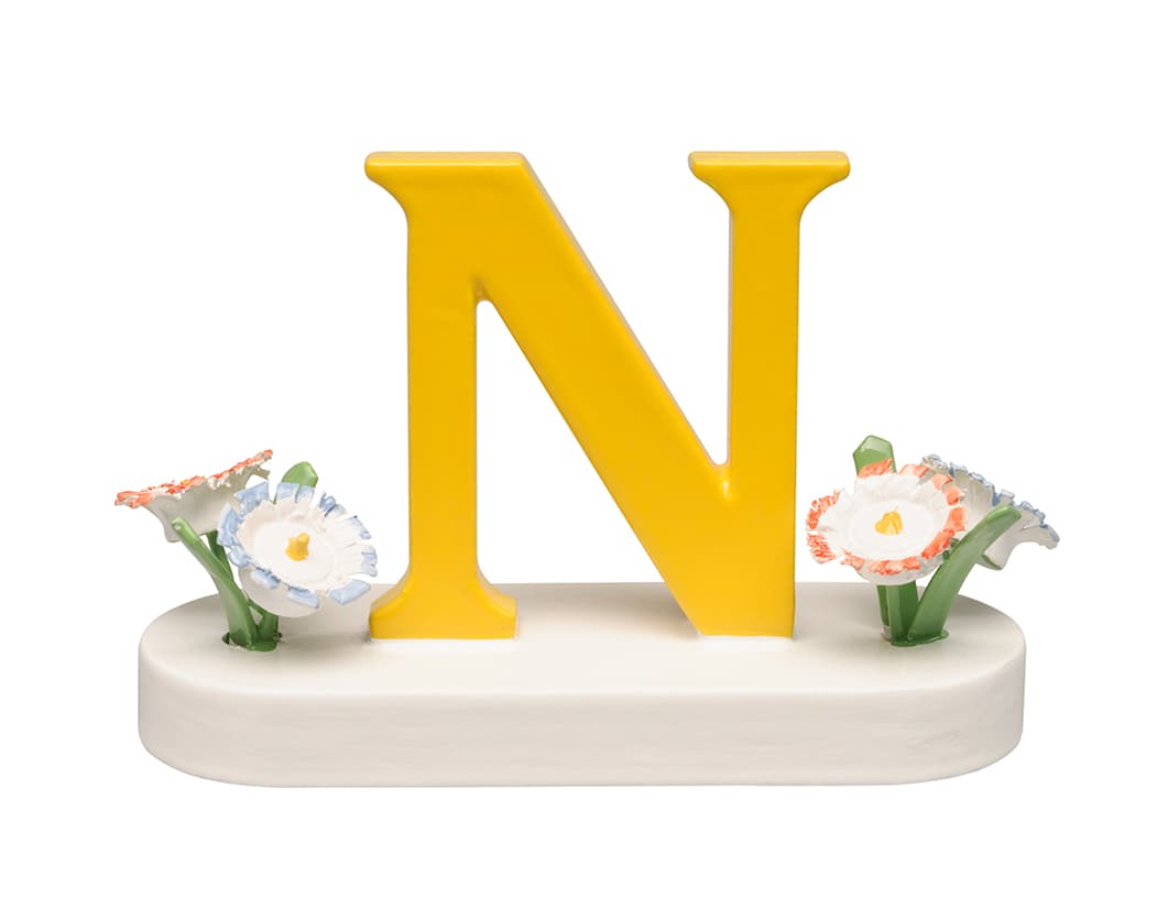 Buchstabe N, mit Blumen