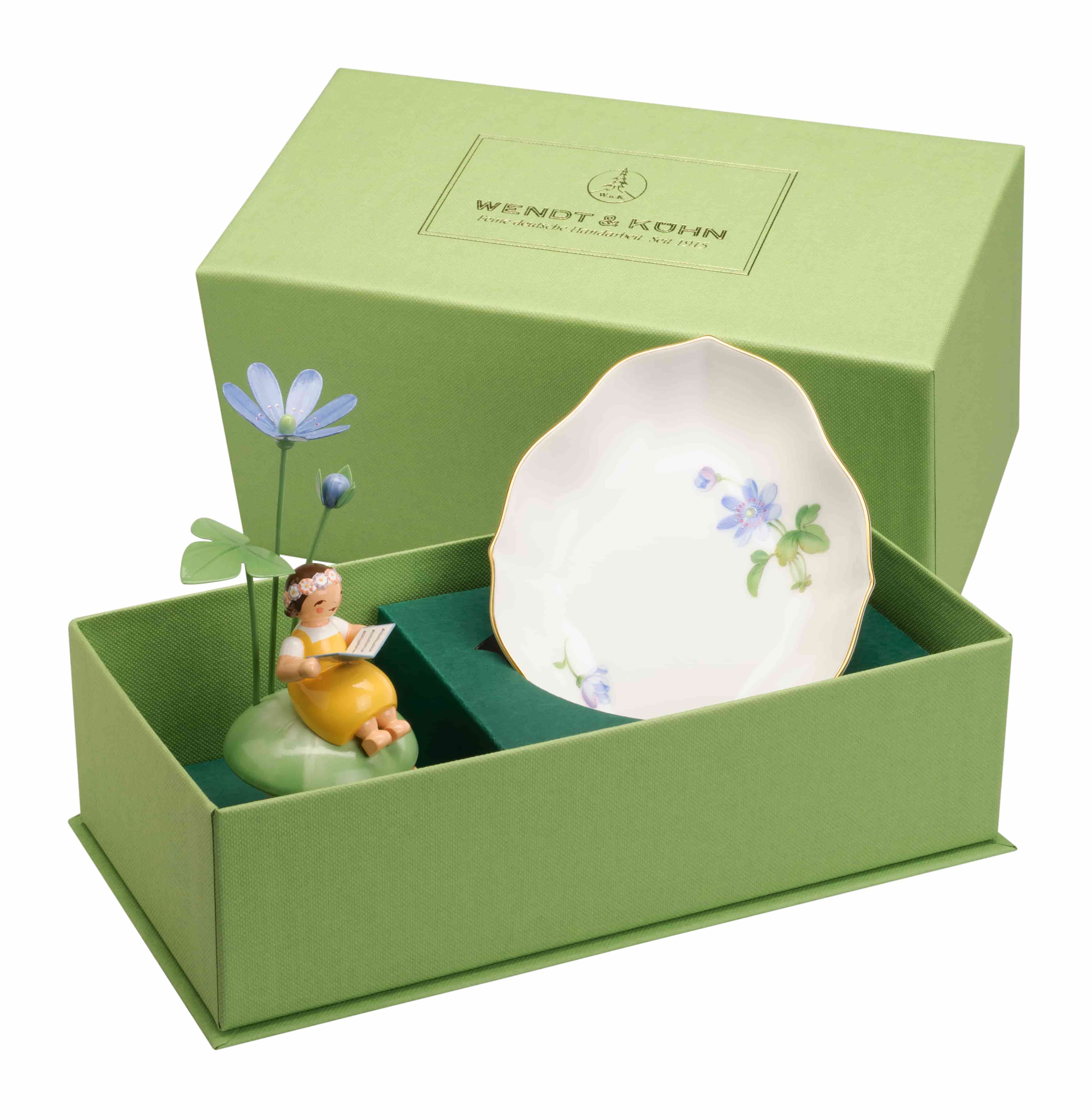 Mädchen mit Leberblümchen auf Hügel mit Schale aus Meissner Porzellan