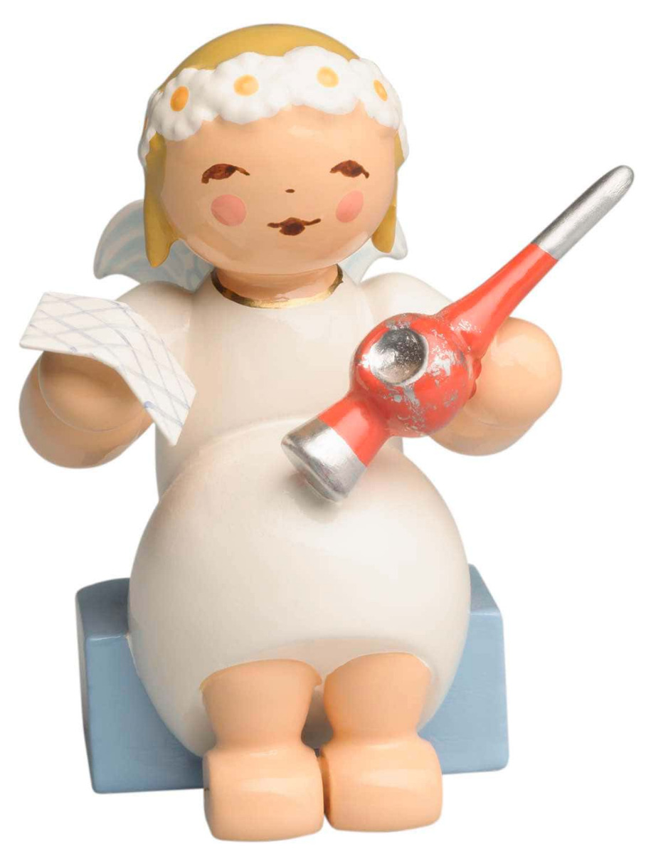 Margeritenengel sitzend mit Christbaumspitze