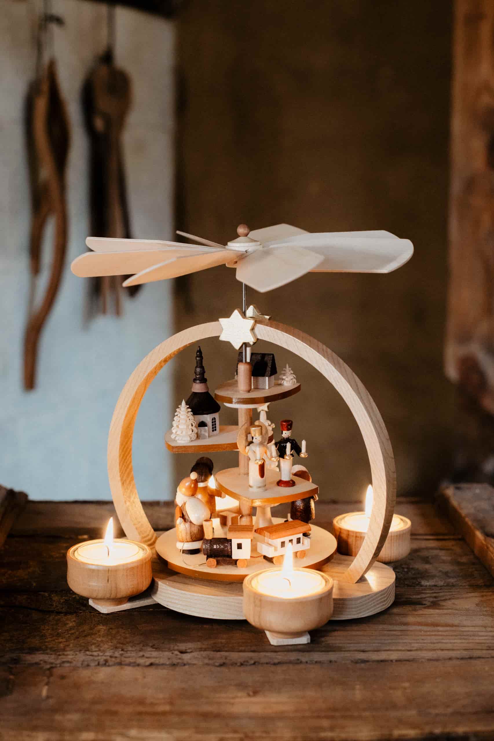 Teelichtstufenpyramide Seiffener Motiv, natur