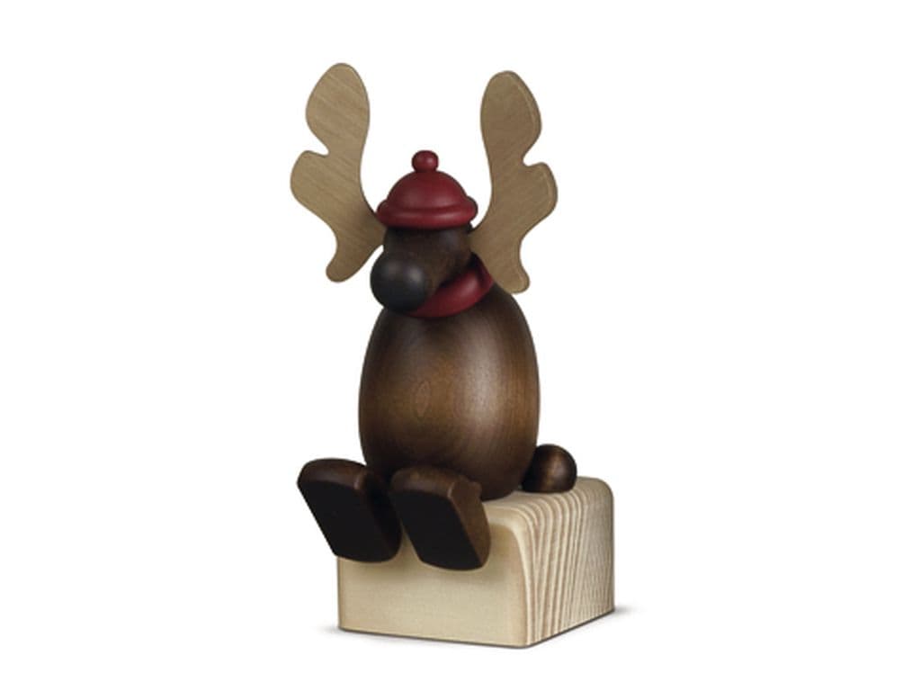 Elch Olaf auf Kante sitzend