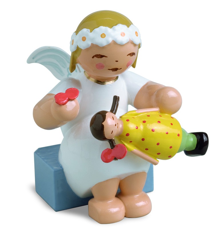 Margeritenengel sitzend mit Puppe