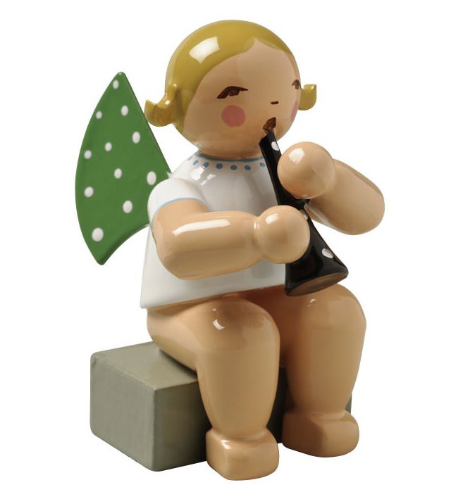 Engel mit Klarinette sitzend