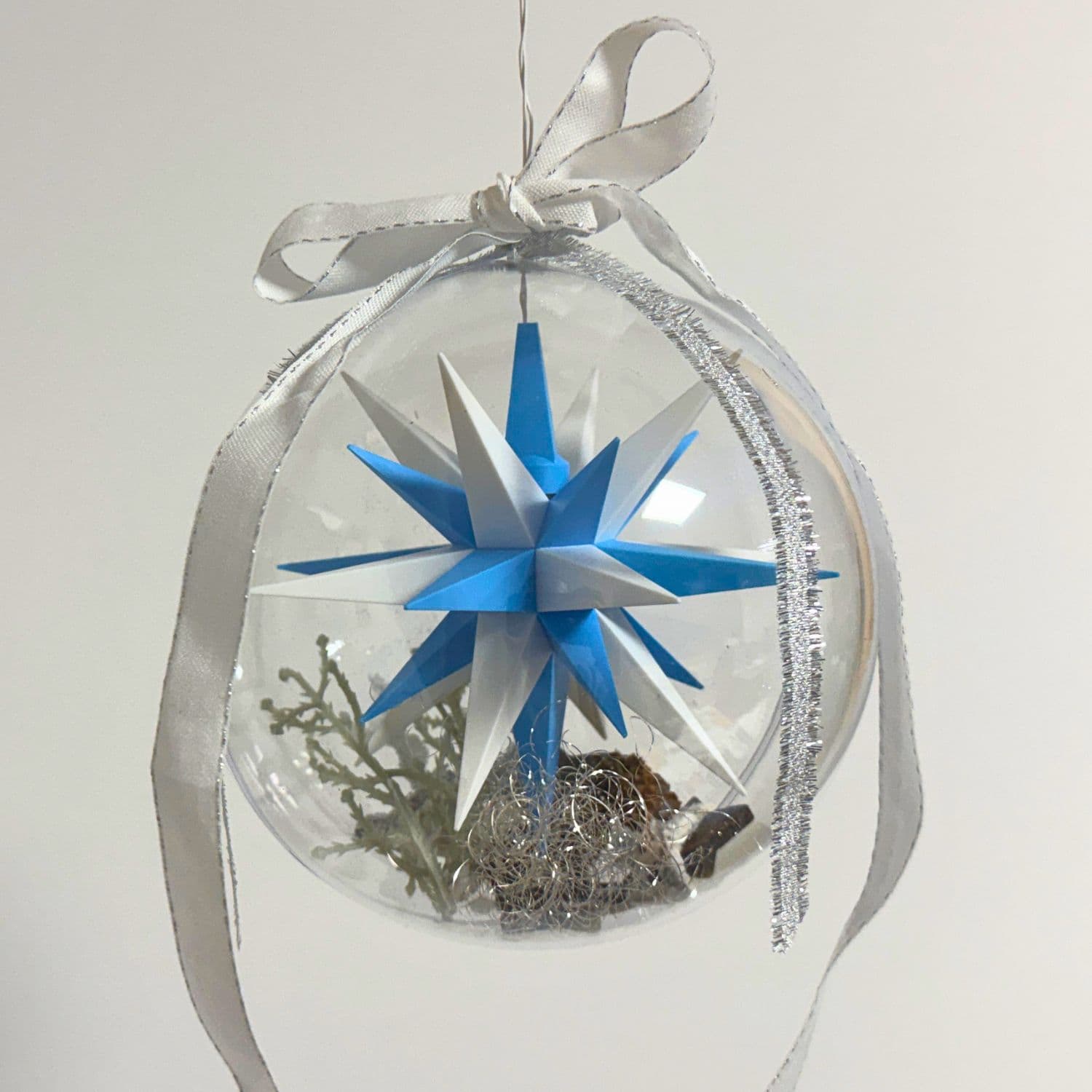 Original Herrnhuter Stern in Weihnachtskugel - blau/weiß
