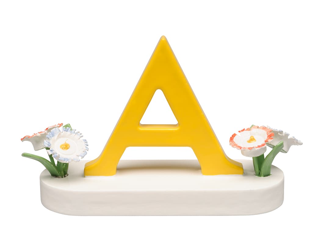 Buchstabe A, mit Blumen