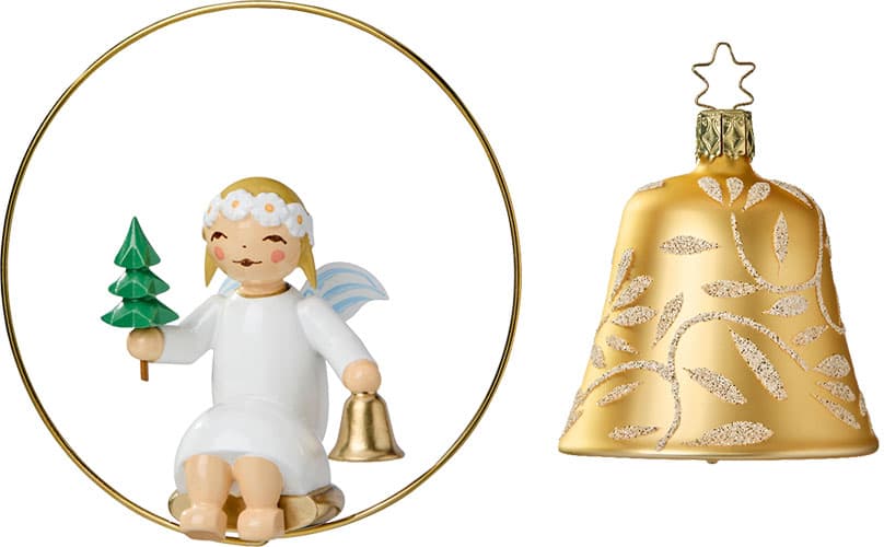 Engel im Ring mit Bäumchen und Glocke; Glasglocke gold