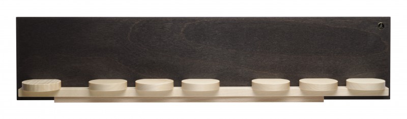 Wandpräsentation mit sieben Schiebetellern klein natur