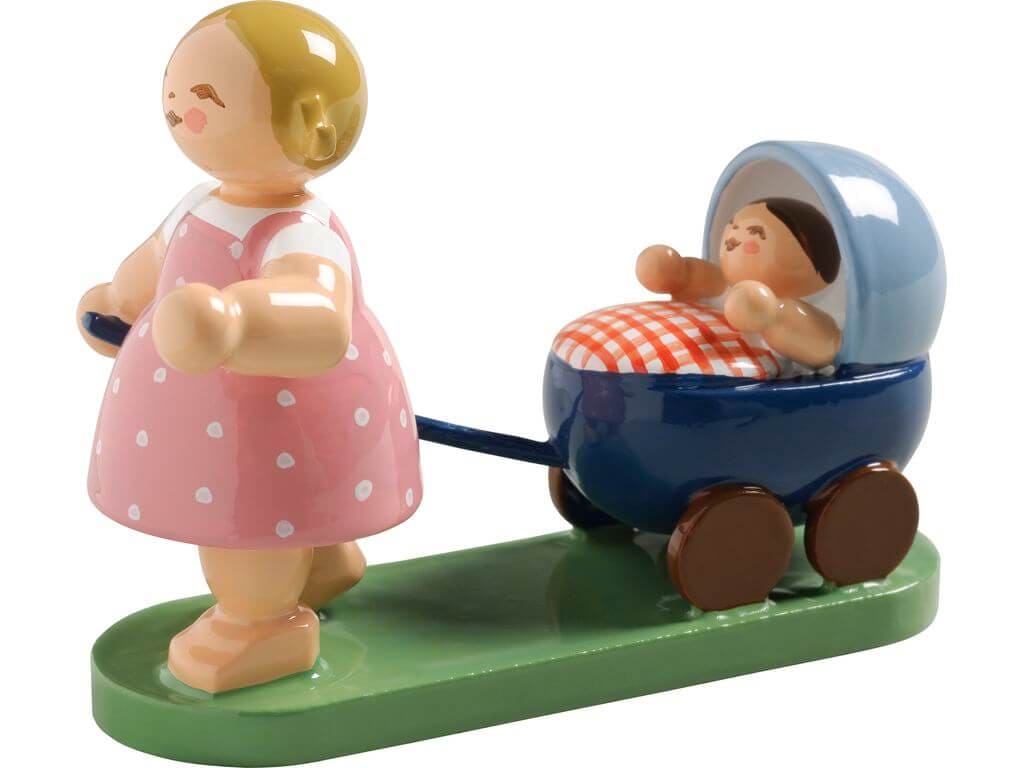 Kinderzug: Mädchen mit Puppenwagen