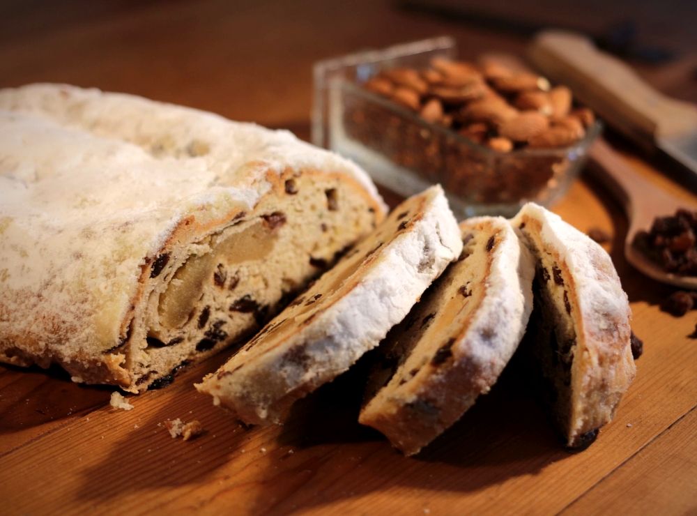 Marzipanstollen 1,0 kg im Stollenkarton