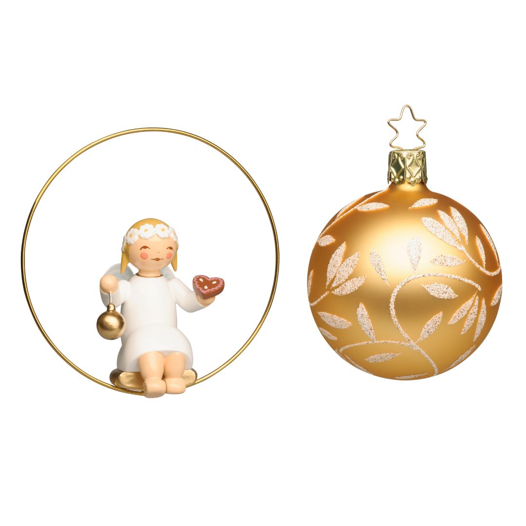 Engel im Ring mit Lebkuchenherz und Kugel; Glasglocke gold