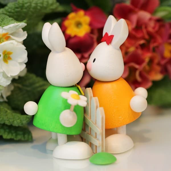 Kaninchen Max und Emma am Gartenzaun