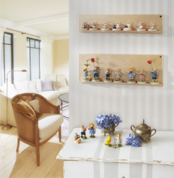 Wandpräsentation mit sieben Schiebetellern klein natur