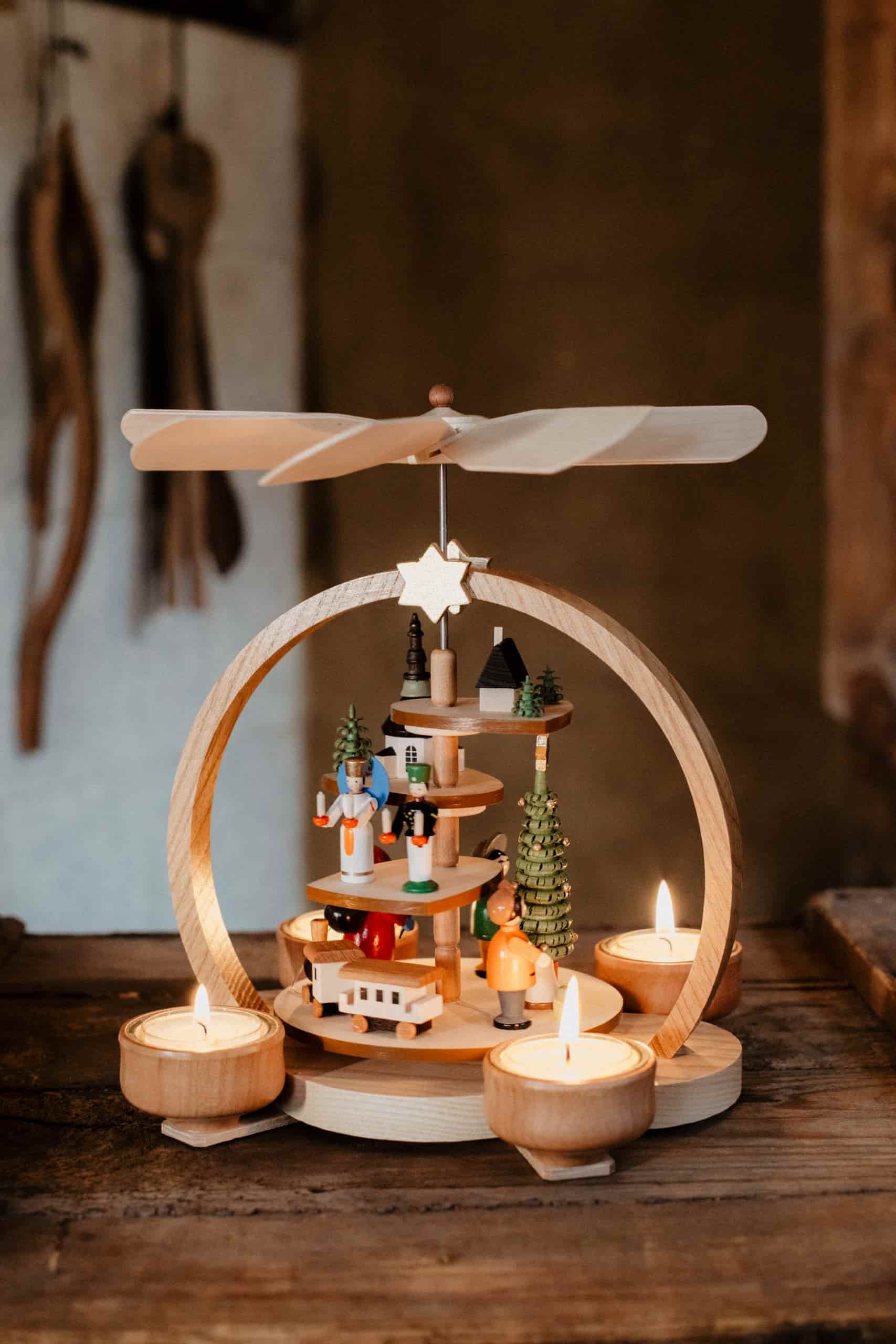 Teelichtstufenpyramide Seiffener Motiv, bunt