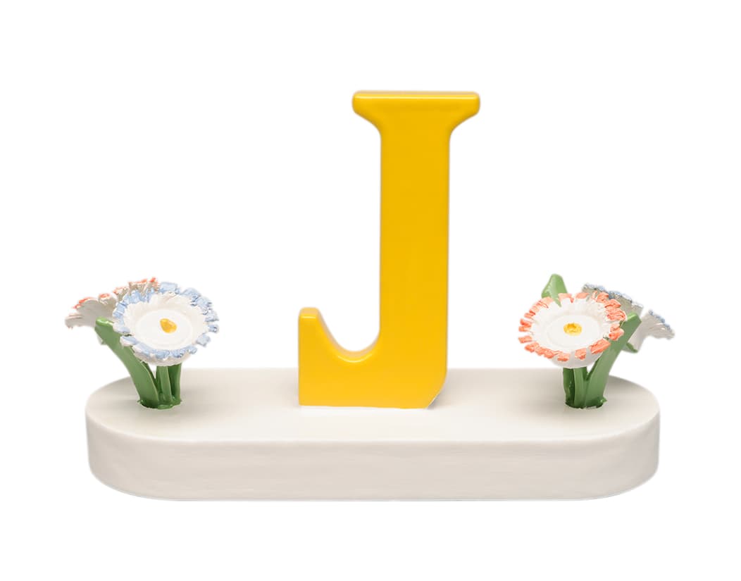 Buchstabe J, mit Blumen