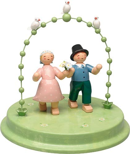 Liebespaar im Bogen mit drei Täubchen