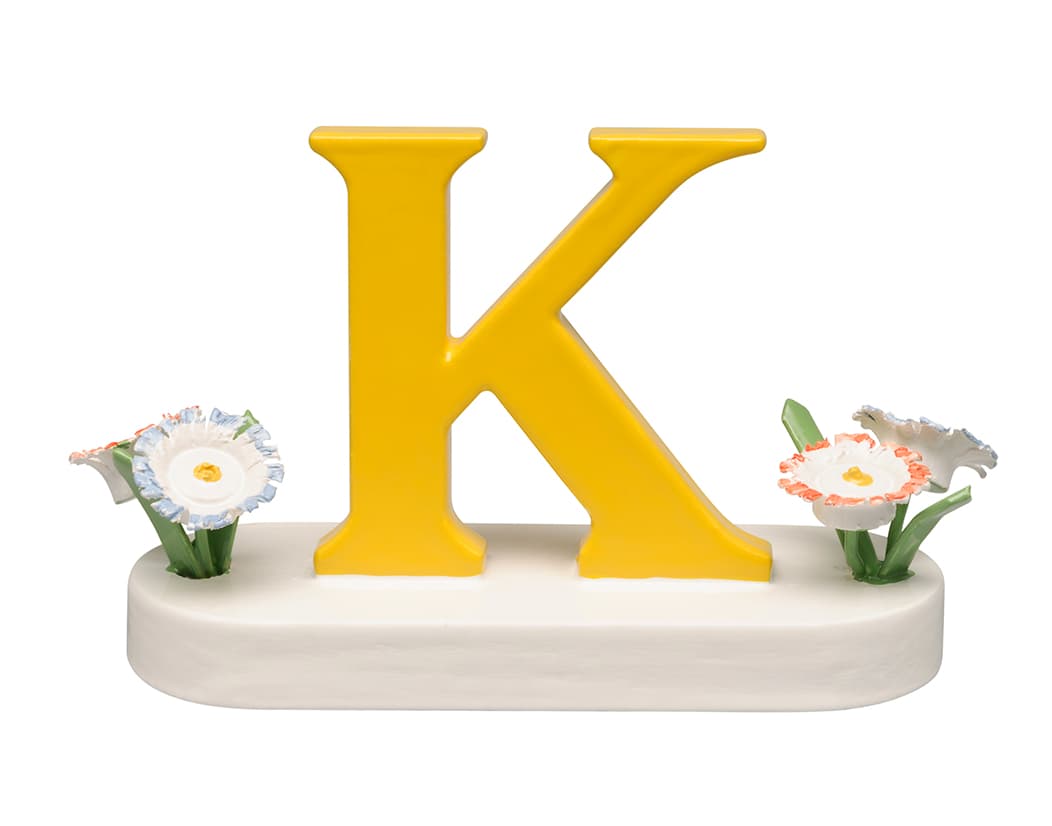 Buchstabe K, mit Blumen
