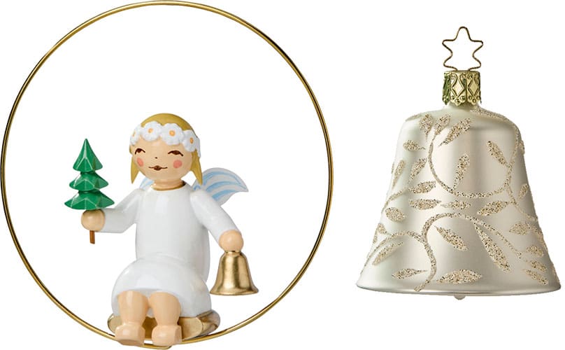 Engel im Ring mit Bäumchen und Glocke; Glasglocke silber