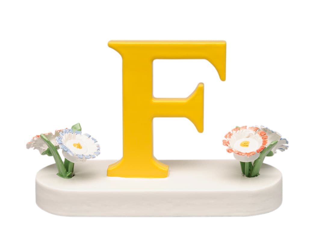 Buchstabe F, mit Blumen