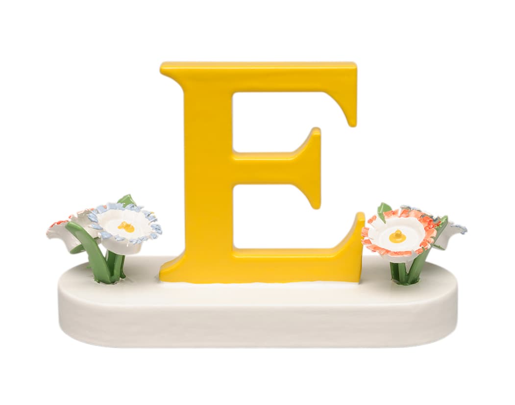 Buchstabe E, mit Blumen